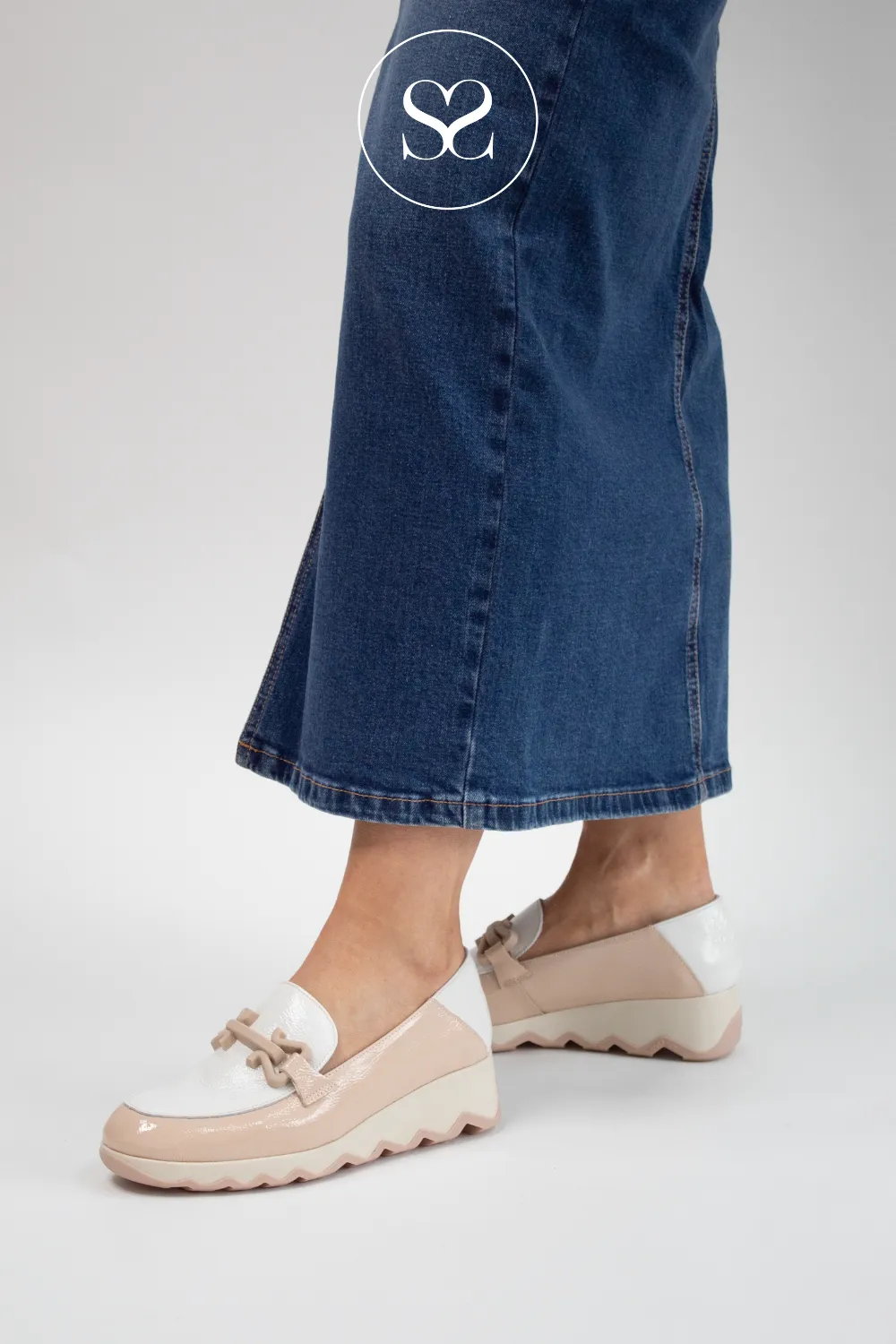 WONDERS C-7603 NUDE/CREAM PATENT LEATHER CHUNKY WEDGE LOAFERS